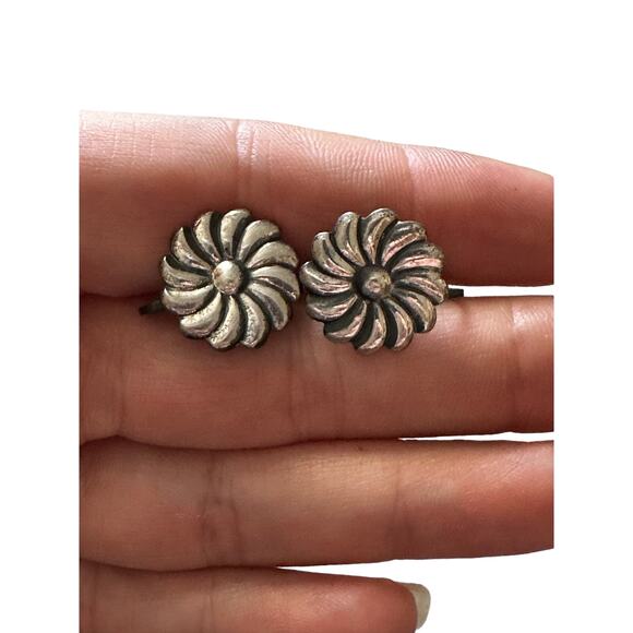 Sterling Silver Vintage Flower Screwback Earrings - Picture 5 of 5